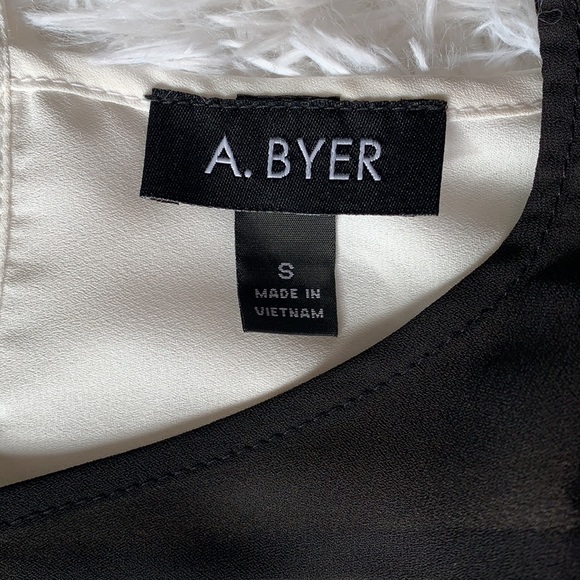 NWOT Sheer asymmetrical sleeveless top size S - Picture 3 of 3